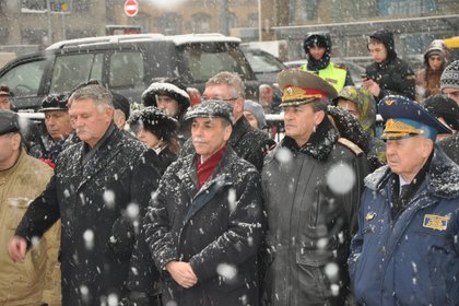 Полагане на венци пред Параклис-паметника на руските гренадири – героите от Плевен